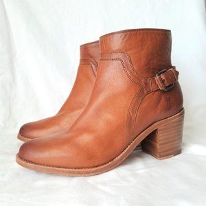 FRYE Janis Shield Short Boot COGNAC
